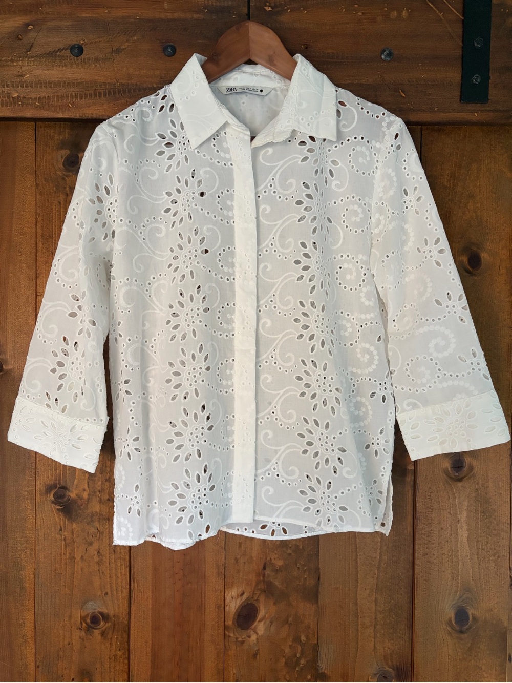 Zara cotton eyelet collared button down shirt in white. Size: Medium - Picture 2 of 11